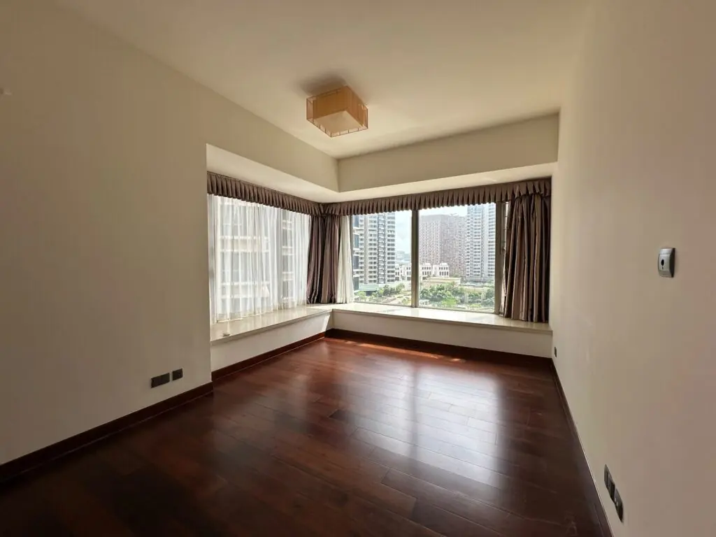 The Peak w/ Balcony (For Rent) — photo 3
