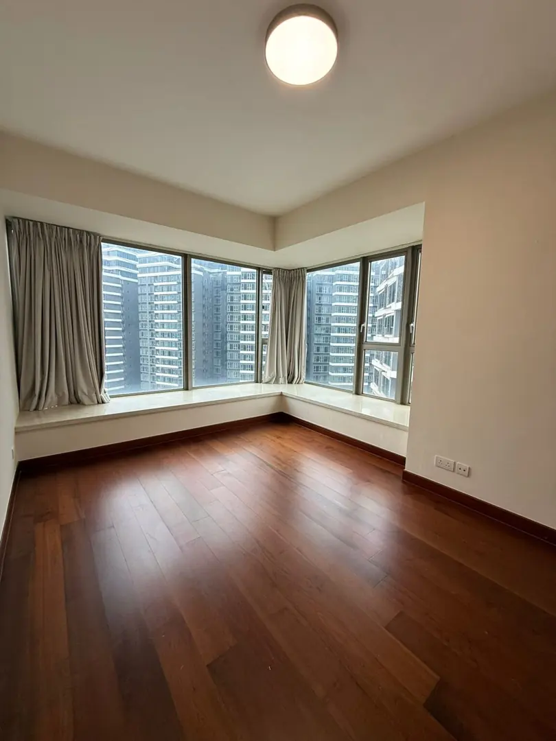 Pearl on the Lough w/ Balcony (For Rent) — main photo